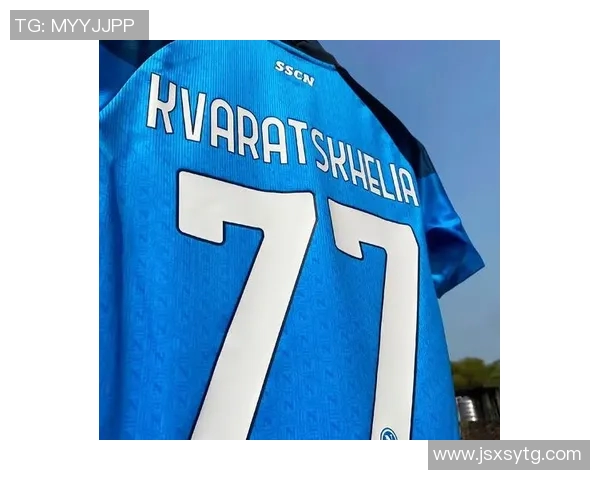 蓝色球衣下的魅力风采盘点那些帅气的足球明星们